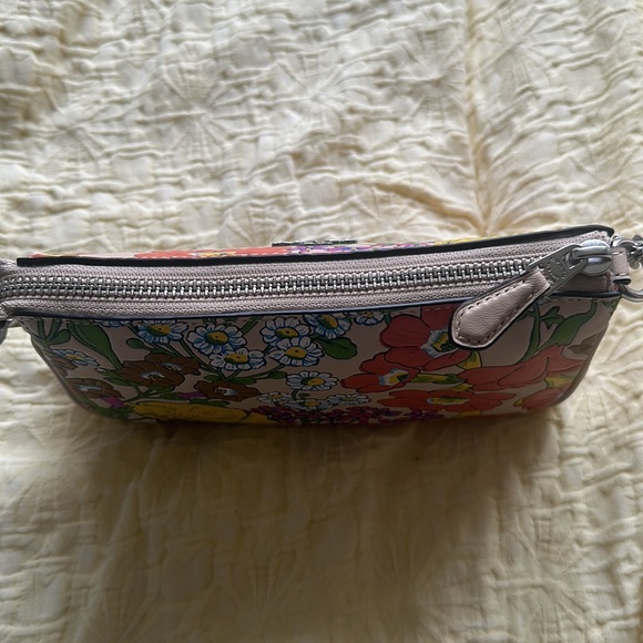 💯 % Authentic Coach Floral Leather Pouch - Picture 9 of 17